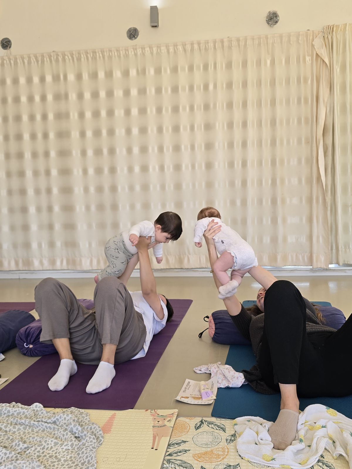 אימהות מרימות תינוקות בתרגול